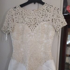 Chic Cream Lace Wedding Dress